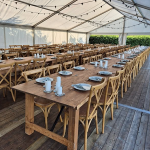Table en bois rectangulaire