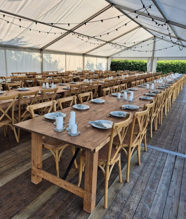 Table en bois rectangulaire