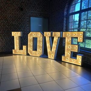 Lettres "LOVE" lumineuses